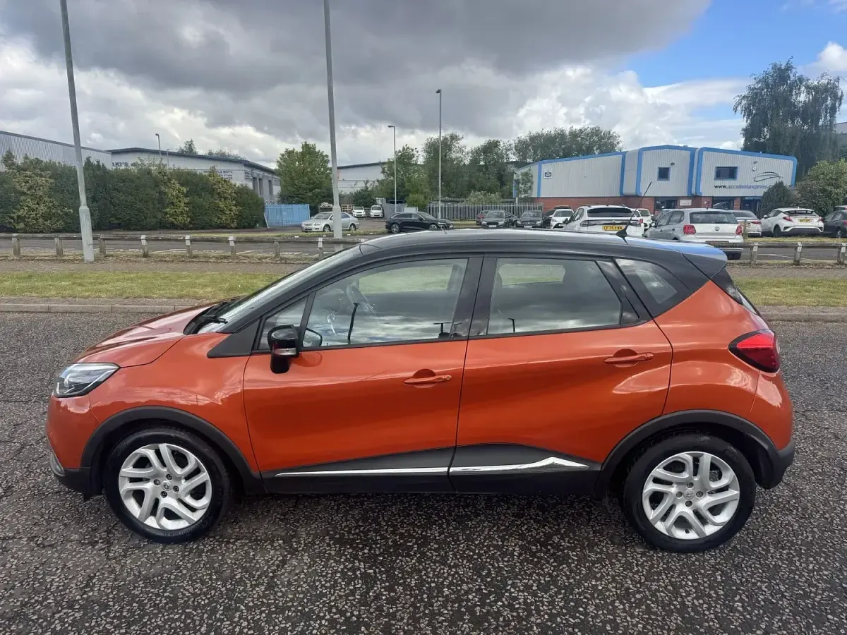 Used Renault Captur Dynamique 90 HP (66 kW) 2015 Orange/black SUV