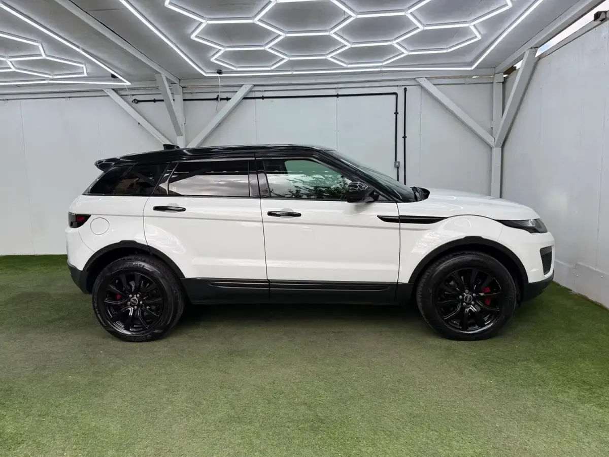 Used Land Rover Range Rover evoque SE 2018 White Estate