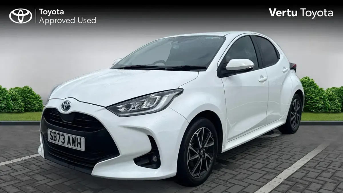 Used Toyota Yaris Design 116 HP (85 kW) 2023 Pure white (solid paint) Hatchback
