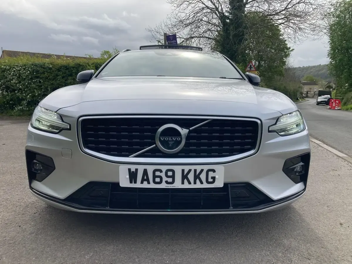 Usado Volvo V60 R-Design Pro 2019 Plateado Familiar