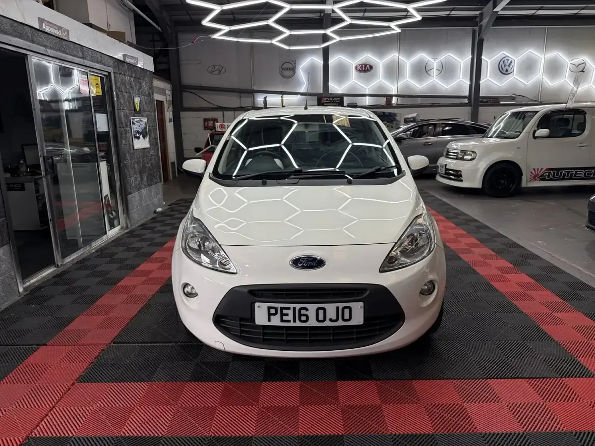 Used Ford Ka Zetec 69 HP (50 kW) 2016 White Hatchback
