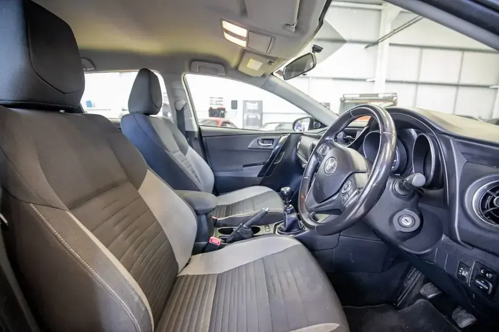 Usado Toyota Auris 116 HP (85 kW) 2015 Azul Citadino
