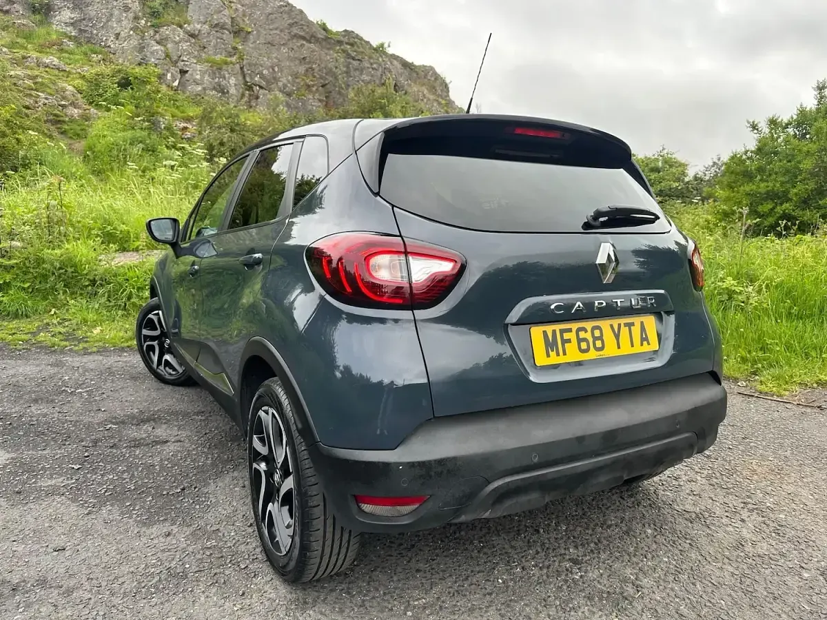Used Renault Captur Iconic 90 HP (66 kW) 2018 Blue/black SUV