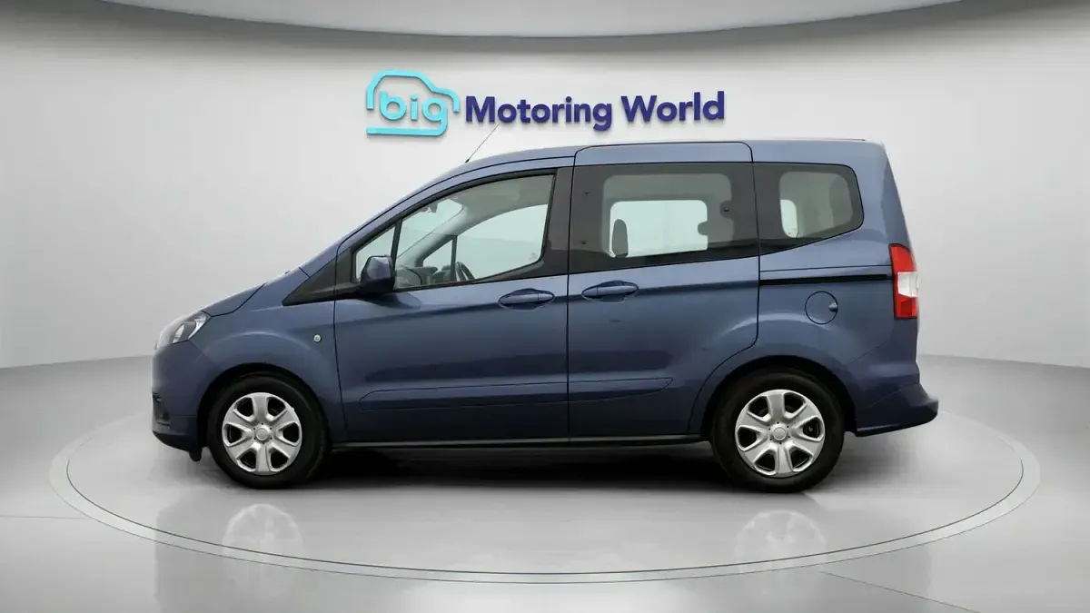 Usado Ford Tourneo Courier Zetec 100 CV (73 kW) 2019 Azul Monovolumen