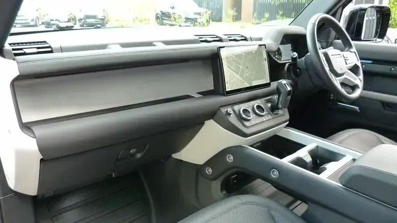 Używany Land Rover Defender SE Dynamic 2024 Czarny SUV