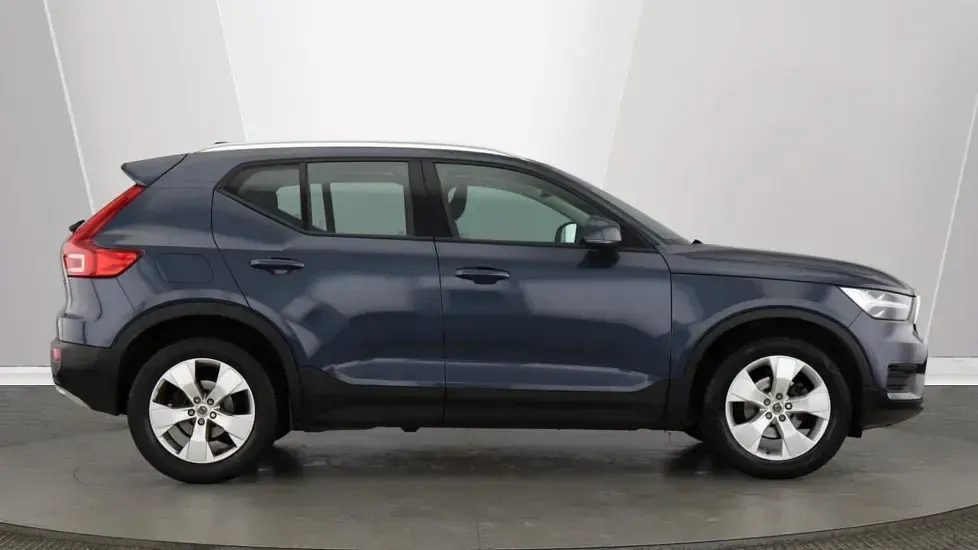 Used Volvo XC40 Momentum 163 HP (119 kW) 2022 Metallic  denim blue SUV