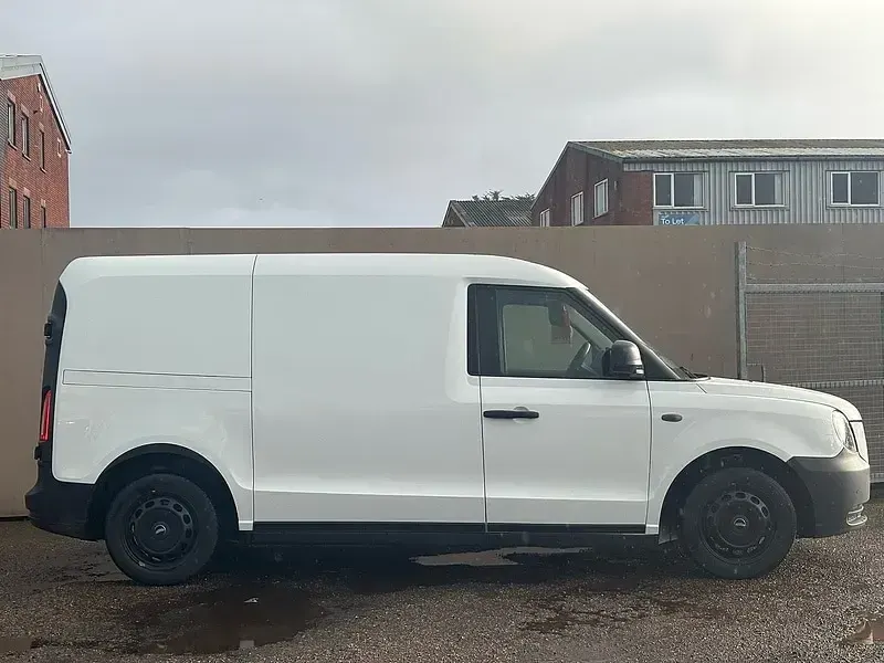 Used LEVC VN5 Business 150 HP (110 kW) 2022 White MPV
