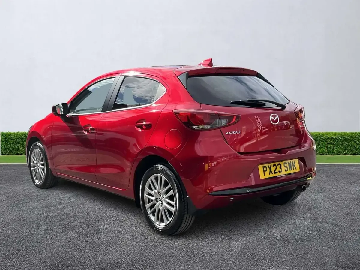 Begagnad Mazda 2 Exclusive-Line 90 HK (66 kW) 2023 Röd Halvkombi