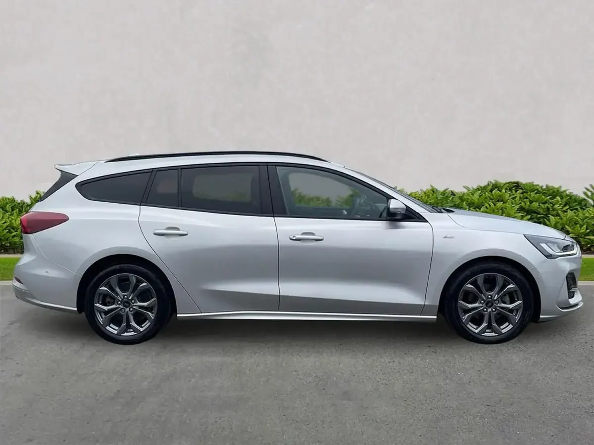 Usado Ford Focus ST-Line 2023 Plateado Familiar