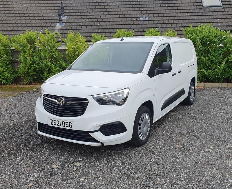 White Used 2021 Vauxhall Combo Sportive MPV | £8,495 (Good price) - Image 1/4