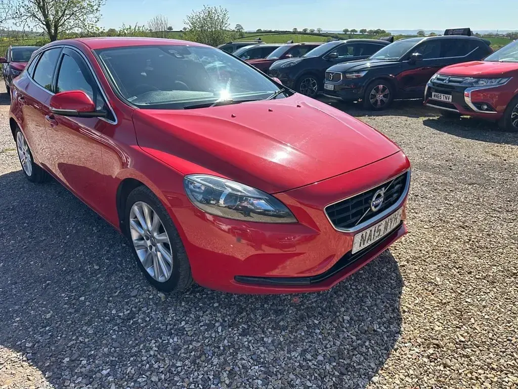 Begagnad Volvo V40 SE Lux 190 HK (139 kW) 2015 Röd Halvkombi