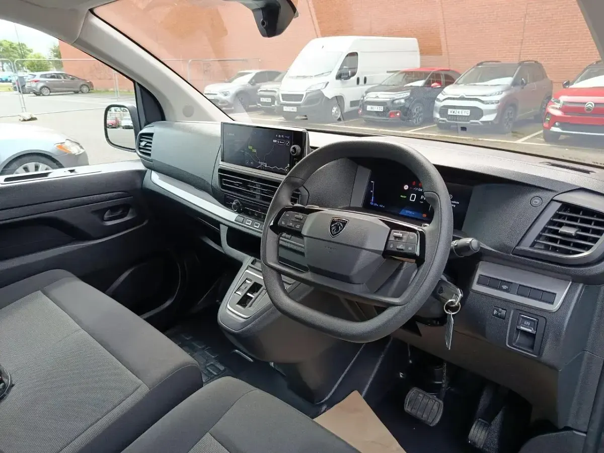 Gebraucht Peugeot e-Expert 98 kW (134 PS) 2024 Grau Van