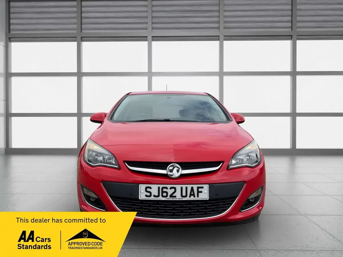 Used Vauxhall Astra SRi 165 HP (121 kW) 2012 Red Hatchback