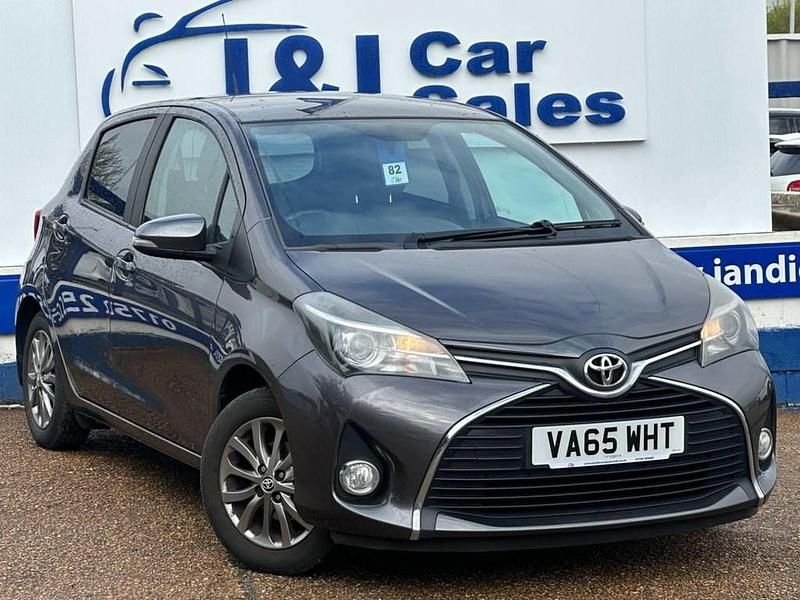 Usado Toyota Yaris 99 HP (72 kW) 2016 Cinzento Citadino