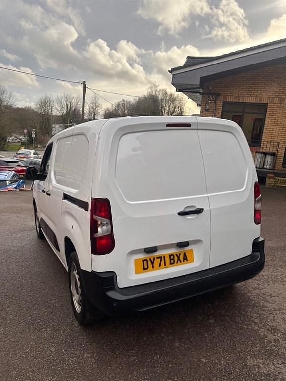 Used Vauxhall Combo 100 HP (73 kW) 2021 White MPV