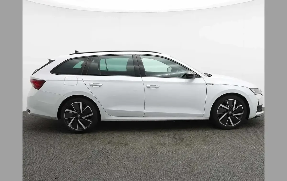 Used Skoda Octavia SportLine 147 HP (108 kW) 2025 White Estate