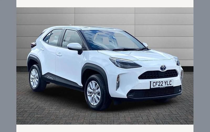 Pure white Used 2022 Toyota Yaris Hybrid SUV | £17,995 (Good price) - Image 1/3