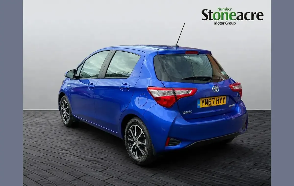 Used Toyota Yaris 99 HP (72 kW) 2018 Blue Hatchback