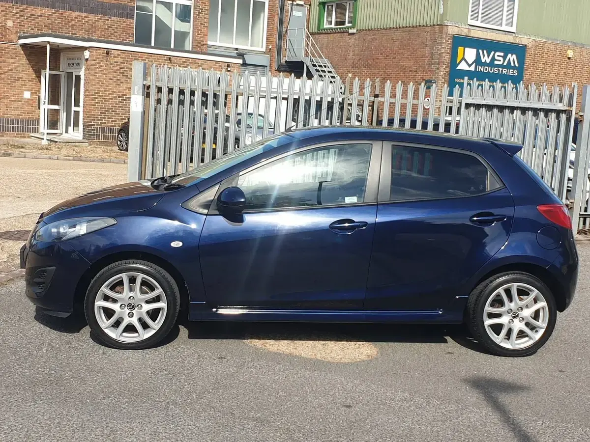 Used Mazda 2 84 HP (61 kW) 2013 Blue Hatchback