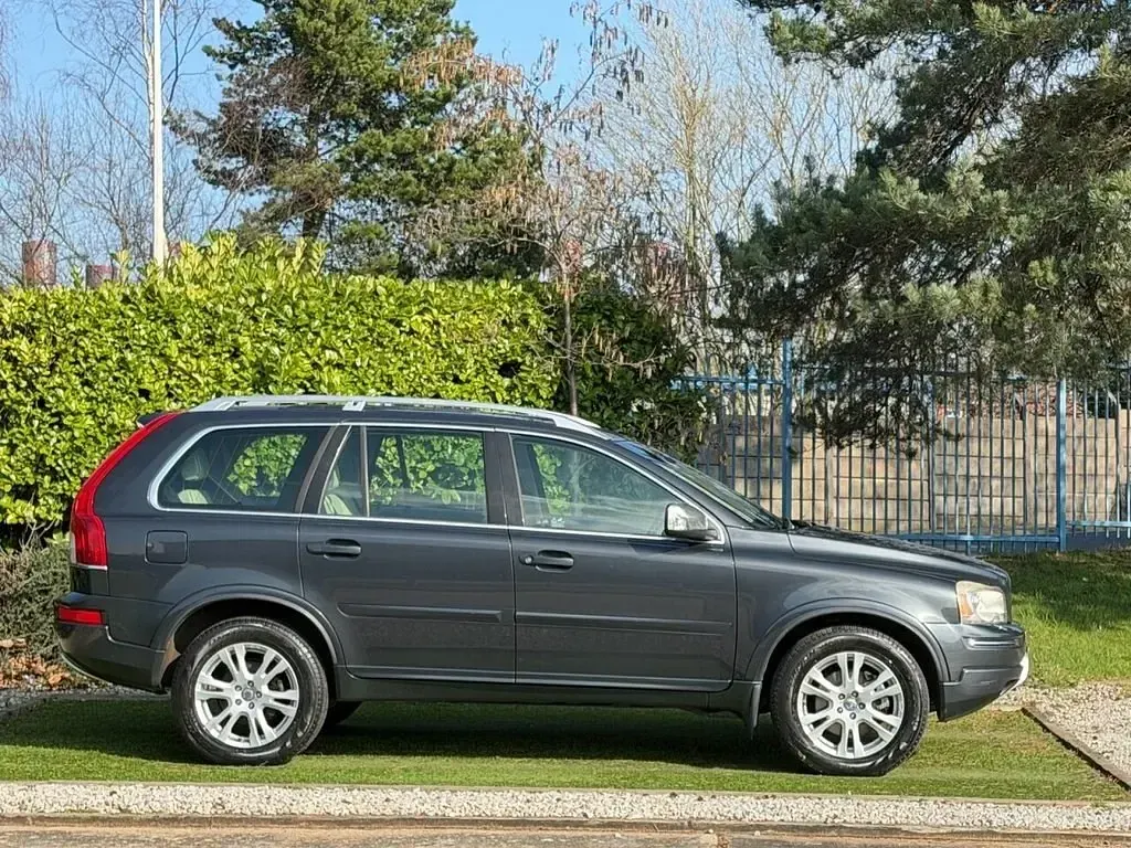 Usado Volvo XC90 SE Lux 200 HP (147 kW) 2013 Cinzento SUV