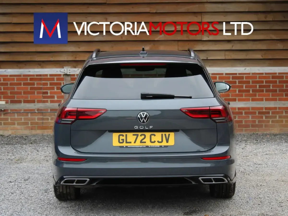 Begagnad VW Golf VIII R-line 2022 Grå Kombi