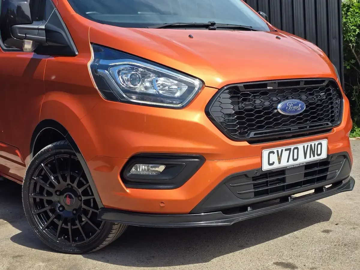 Begagnad Ford Transit Custom Limited 185 HK (136 kW) 2021 Orange Van