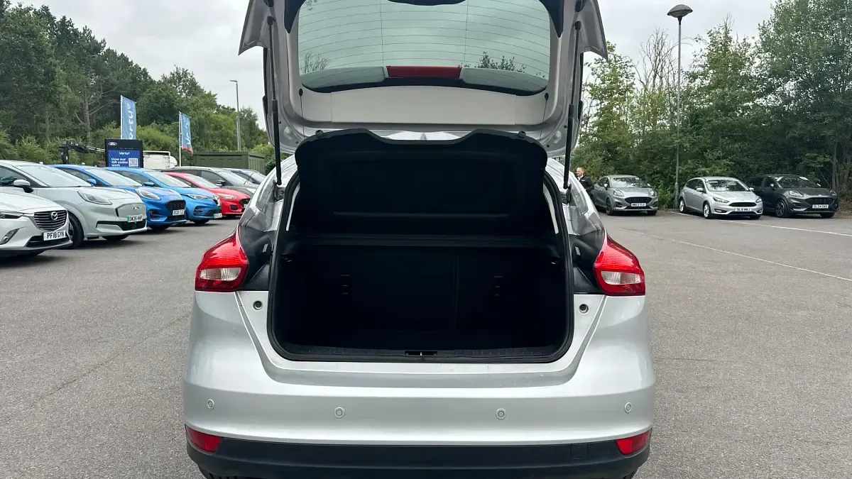Used Ford Focus Zetec 101 HP (74 kW) 2017 Silver Hatchback