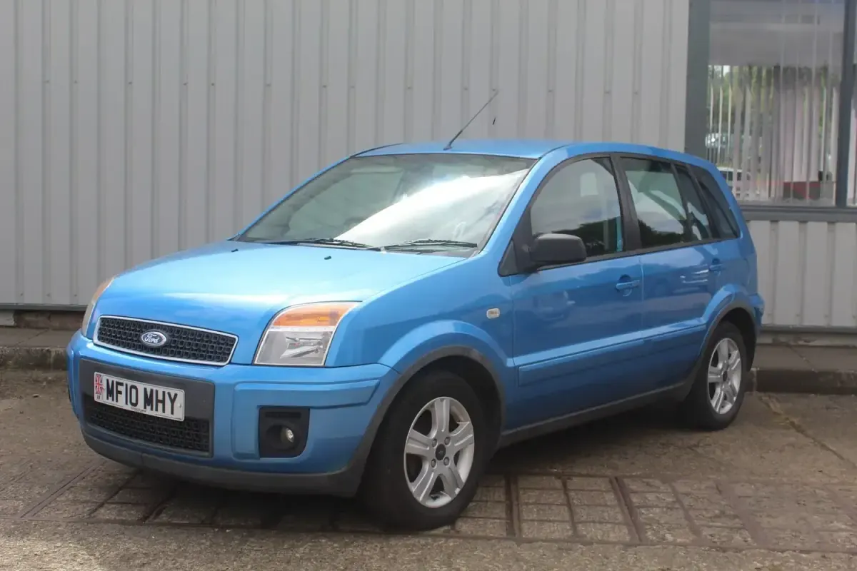 Used Ford Fusion Zetec 80 HP (58 kW) 2010 Blue Hatchback