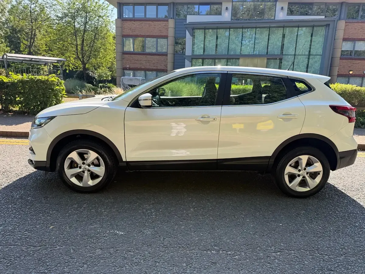 Used Nissan Qashqai N-Connecta 2018 Metallic pearl white SUV