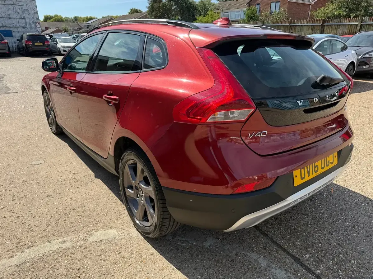 Used Volvo V40 2016 Red Hatchback