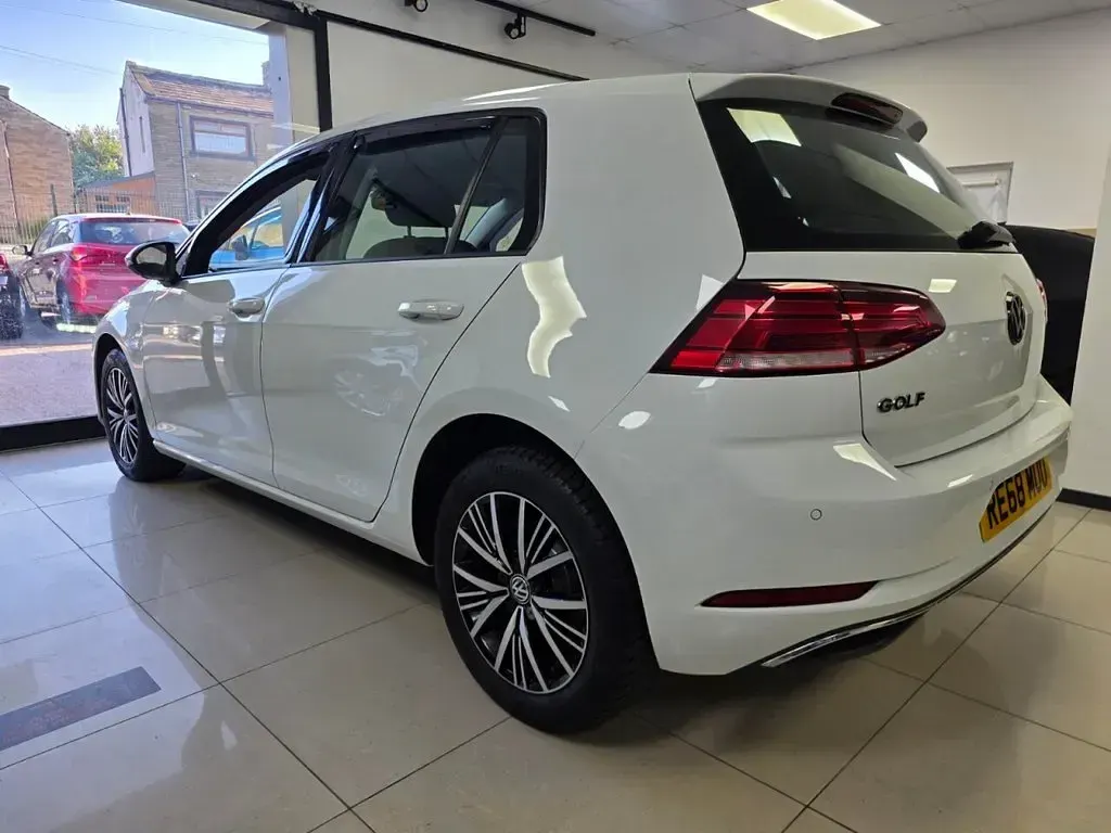 Used VW Golf VII SE 115 HP (84 kW) 2018 White Hatchback