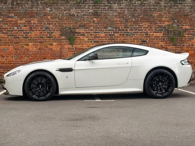 Used Aston Martin V12 Vantage 565 HP (415 kW) 2017 White Coupe