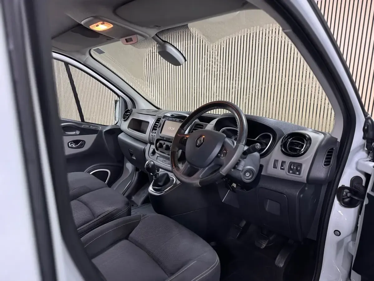 Used Renault Trafic 2017 White MPV