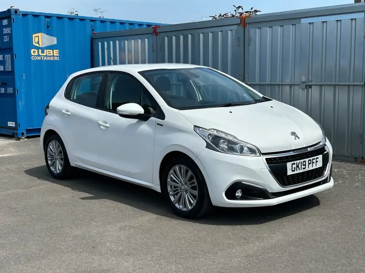 Used Peugeot 208 Signature Sky 82 HP (60 kW) 2019 White Hatchback
