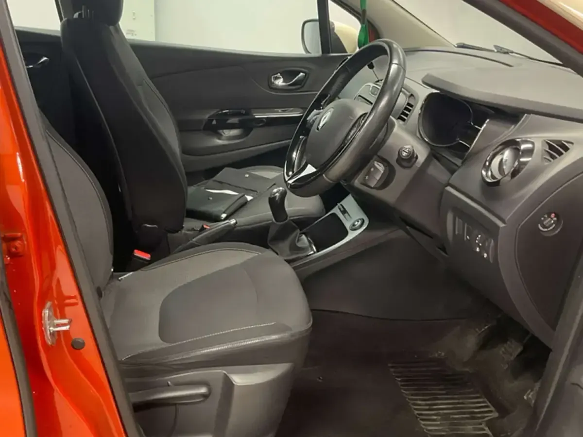 Used Renault Captur Dynamique 90 HP (66 kW) 2014 Orange SUV