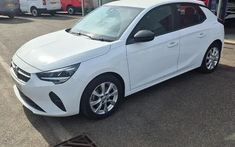 Used Vauxhall Corsa Design Edition 101 HP (74 kW) 2023 White Hatchback