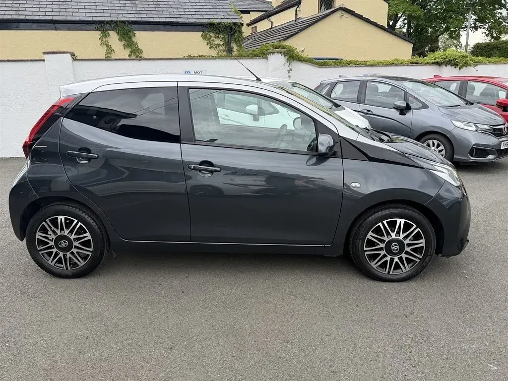 Used Toyota Aygo X-clusiv 71 HP (52 kW) 2019 Bi tone grey and silver metallic Hatchback