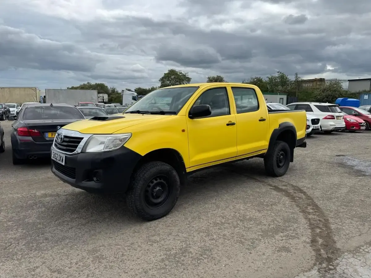 Used Toyota HiLux 144 HP (105 kW) 2012 Yellow Pickup