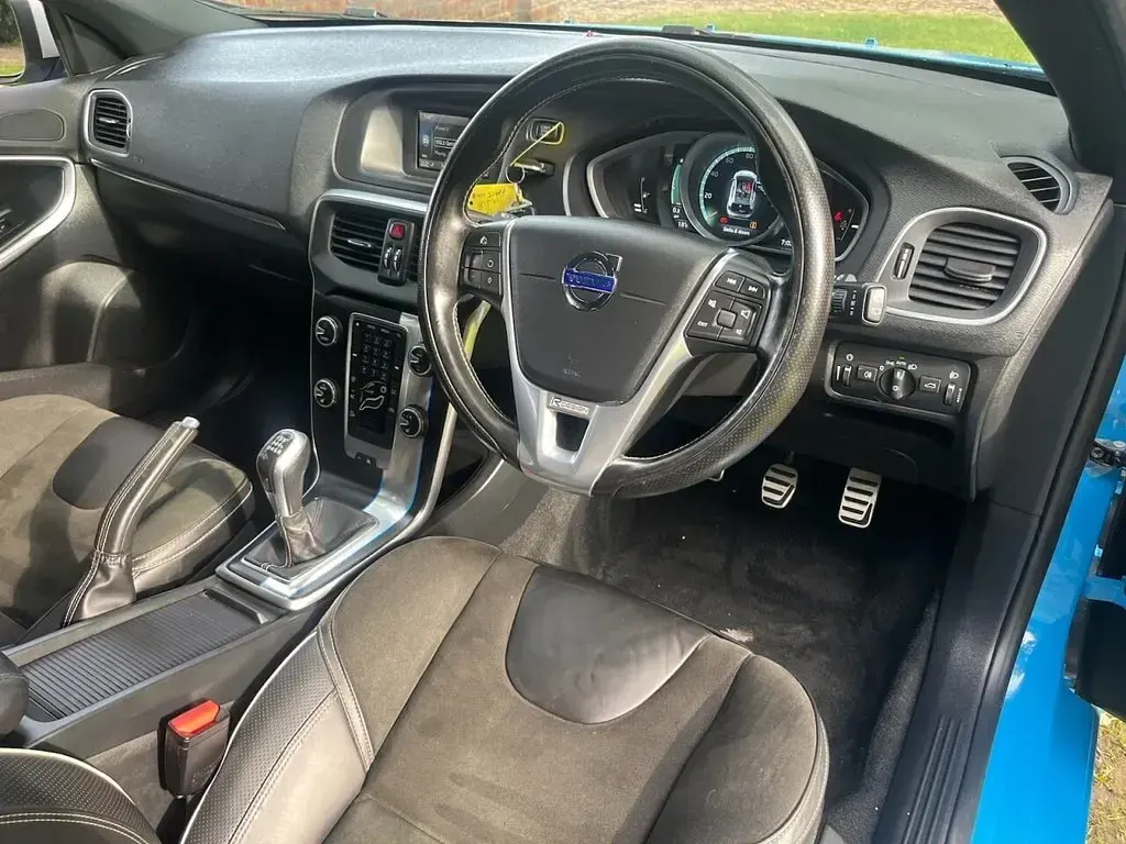 Used Volvo V40 R-Design 122 HP (89 kW) 2015 Blue Hatchback