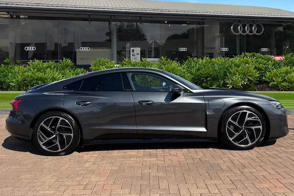 New Audi e-tron GT quattro Advanced 369 kW (503 HP) 2026 Grey Sedan