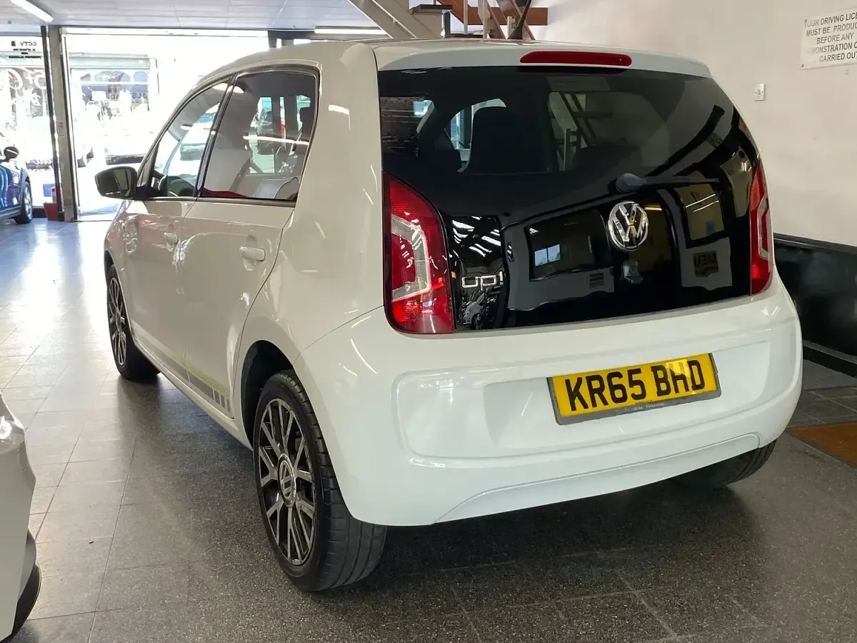 Used VW up! 75 HP (55 kW) 2015 White Hatchback