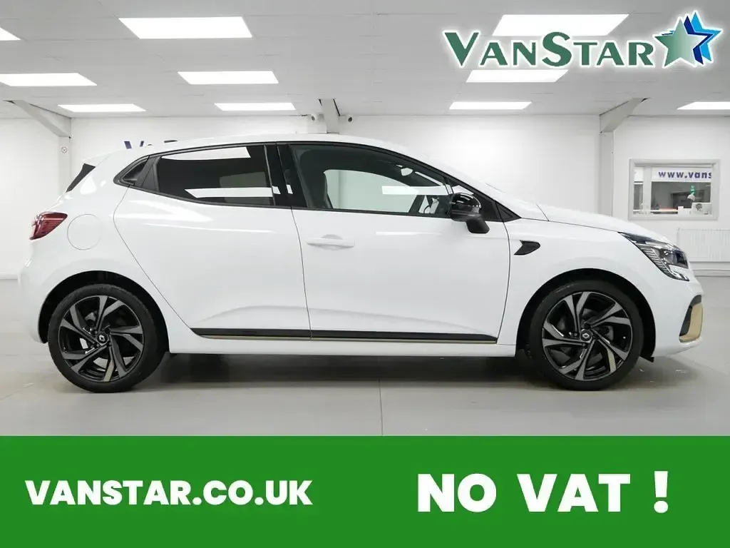 Used Renault Clio V Engineered 145 HP (106 kW) 2023 White Hatchback