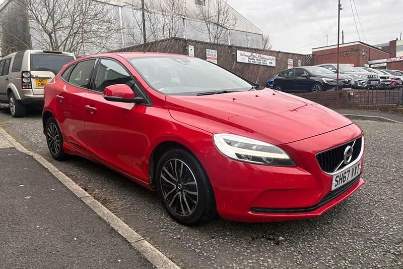 Used Volvo V40 Momentum 122 HP (89 kW) 2017 Red Hatchback
