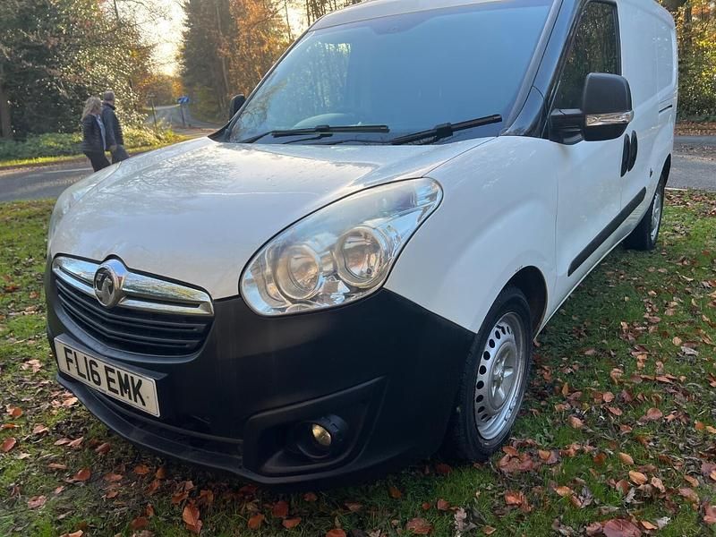 Used Vauxhall Combo 105 HP (77 kW) 2016 White MPV