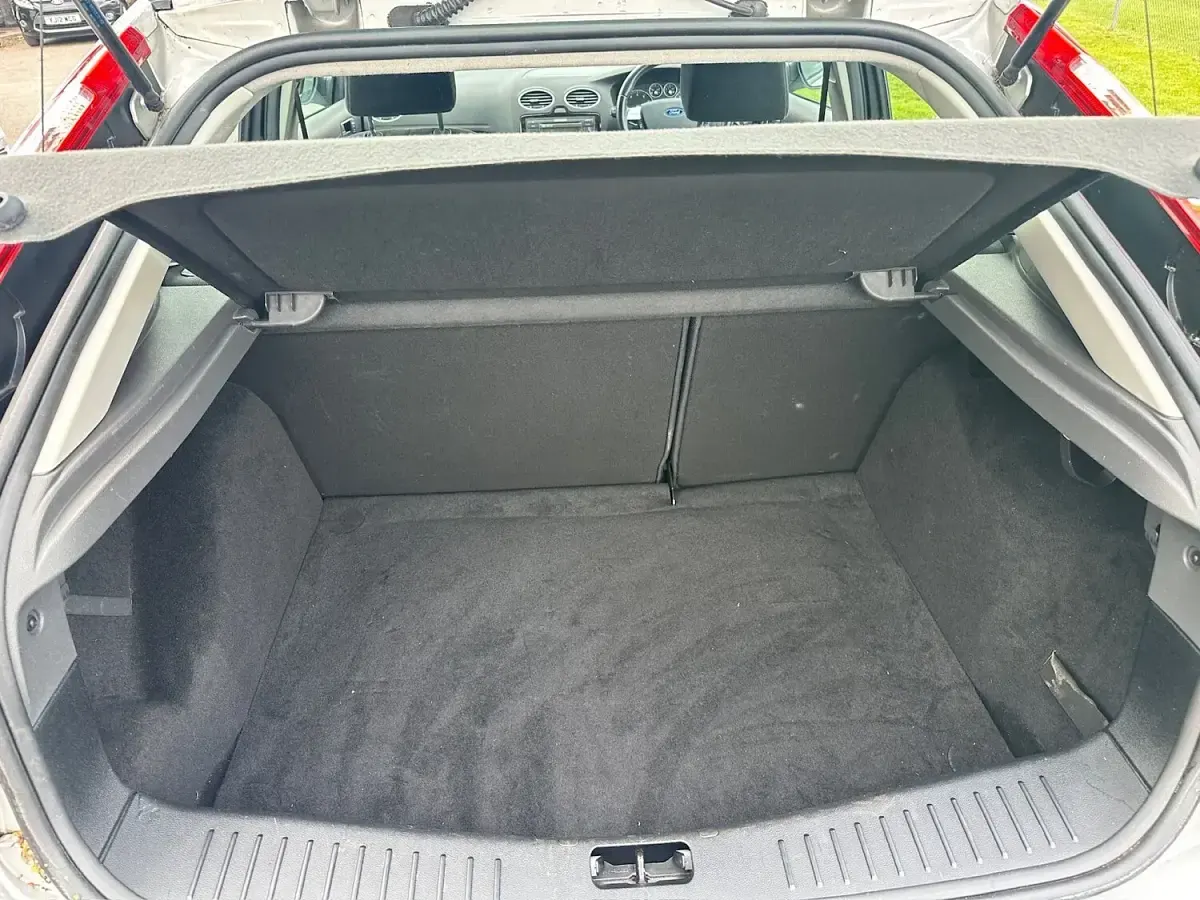 Used Ford Focus Ghia 2005 Silver Hatchback