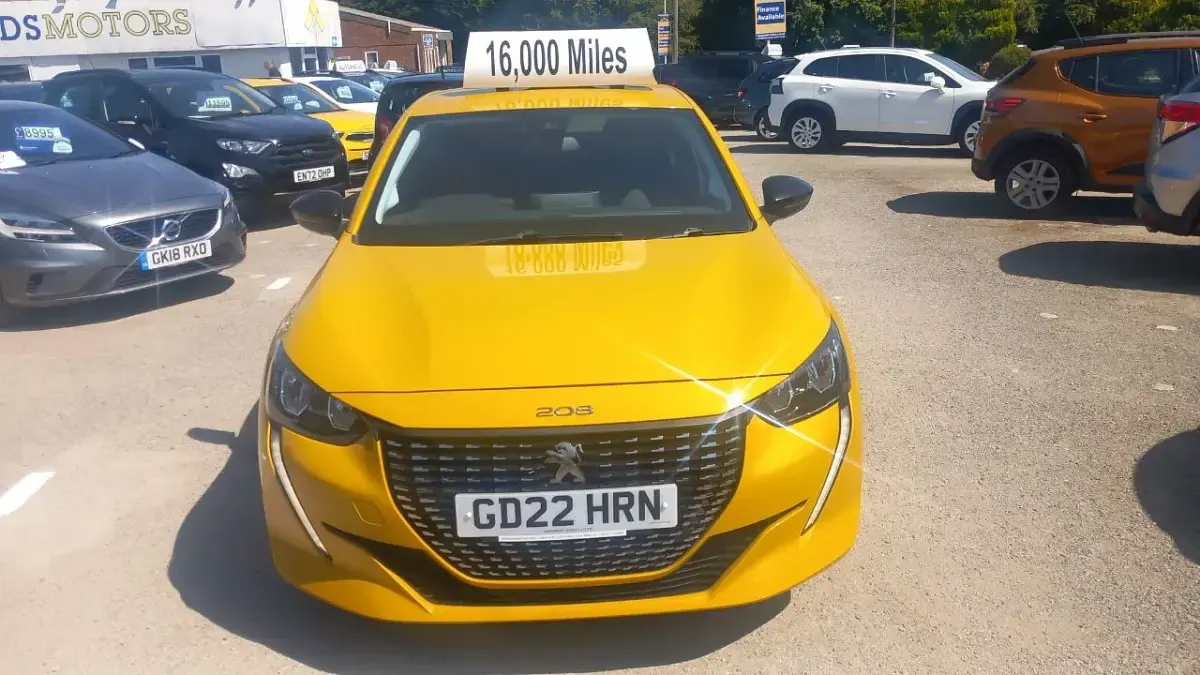 Used Peugeot 208 Allure Premium 75 HP (55 kW) 2022 Yellow Hatchback