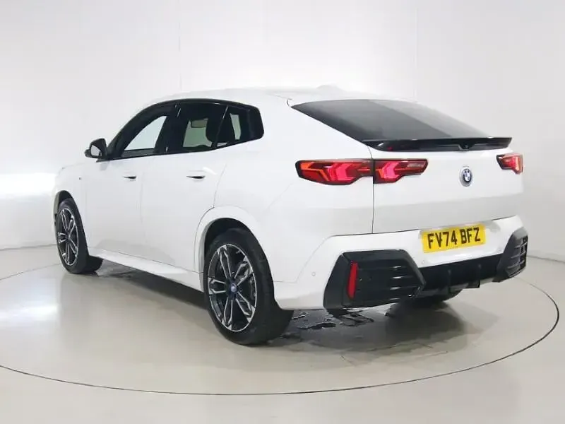 Begagnad BMW iX2 M Sport 227 kW (309 HK) 2024 Vit SUV