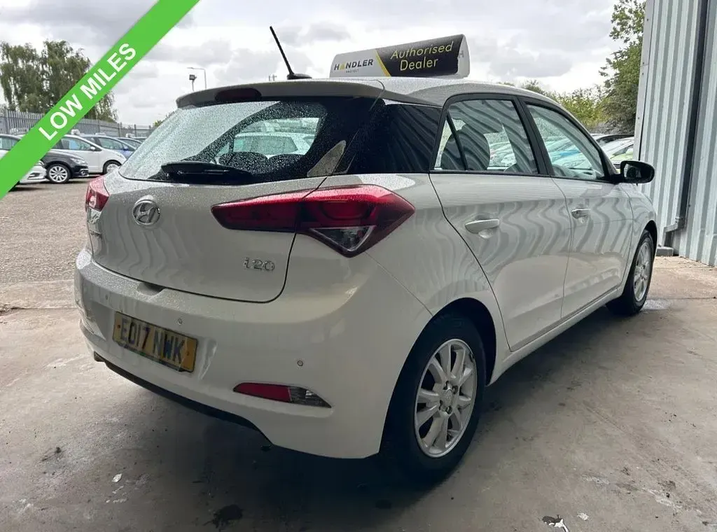 Used Hyundai i20 SE 84 HP (61 kW) 2017 White Hatchback