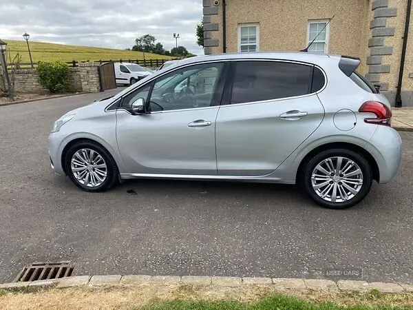 Used Peugeot 208 Allure 100 HP (73 kW) 2018 Silver Hatchback