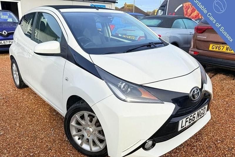 Used Toyota Aygo x-press 68 HP (50 kW) 2016 White Hatchback